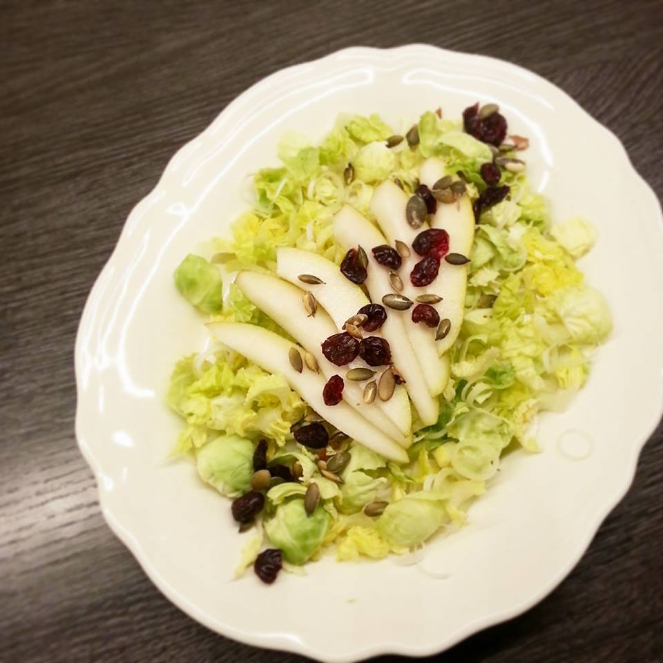 Vintersalat med rosenkål, porre og pærer